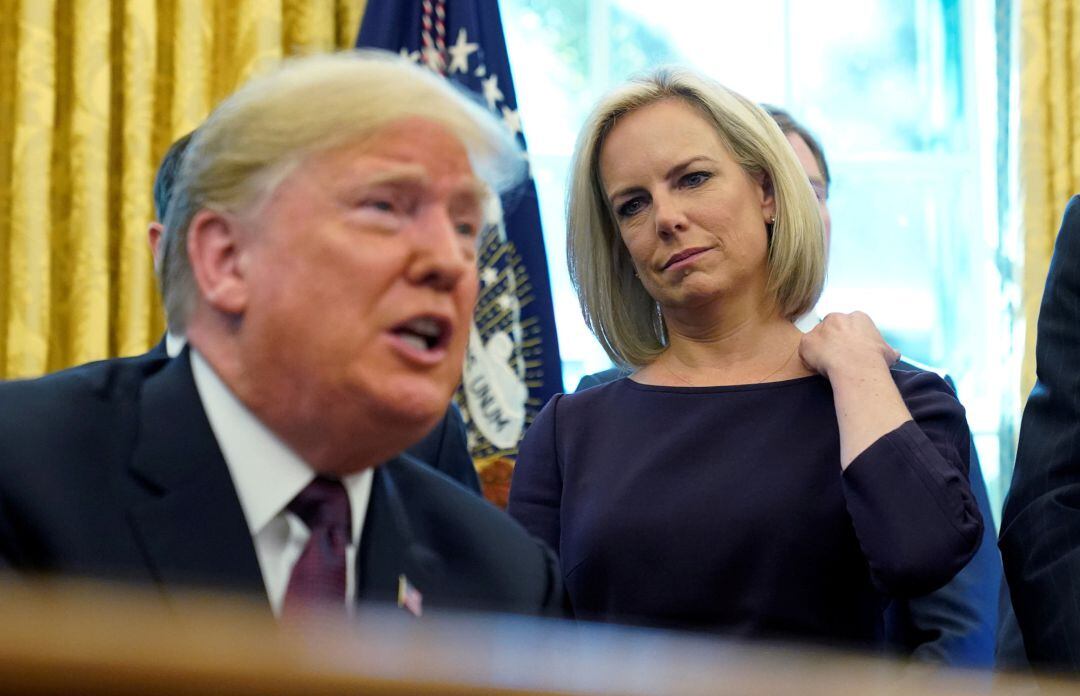 Kirstjen Nielsen, ya exsecretaria de inmigración, junto al presidente Donald Trump.
