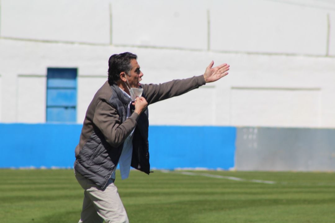 Bolli entrenador del Arcos durante un partido 