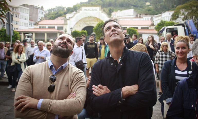 El secretario general del PSOE, Pedro Sánchez, durante el paseo que ha dado hoy por el concello coruñés de Pontedeume en compañía del alcalde, Bernardo Piñeiro. 