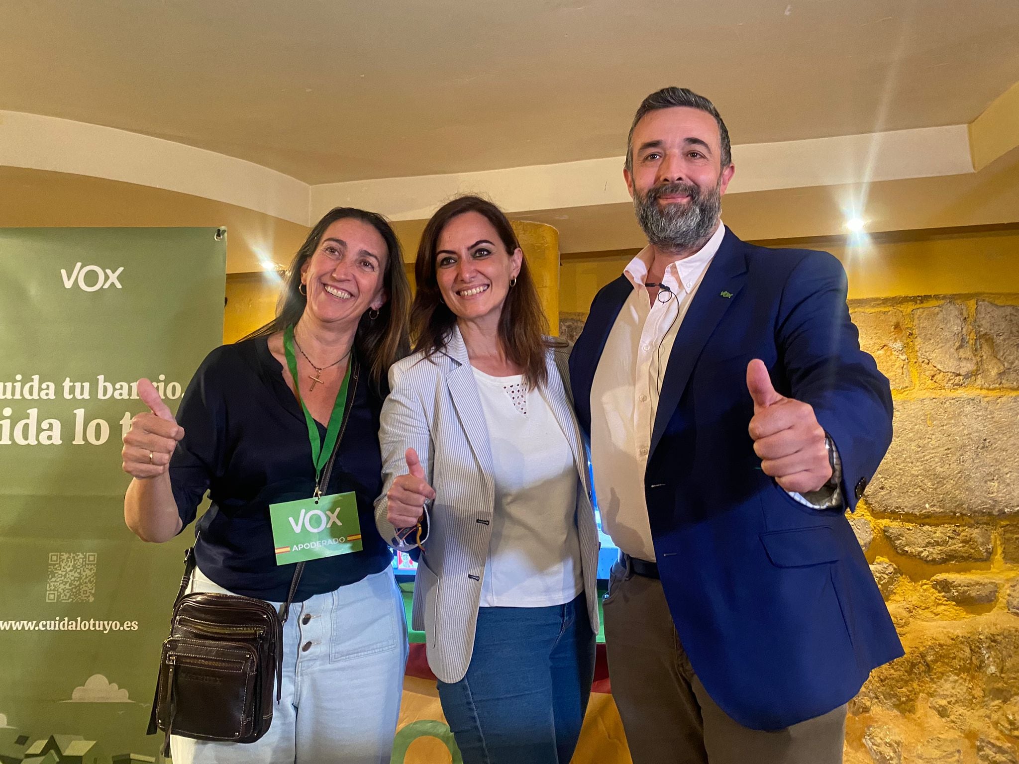 Paula Badanelli, Yolanda Almagro y Rafael Saco de VOX Córdoba en noche electoral.