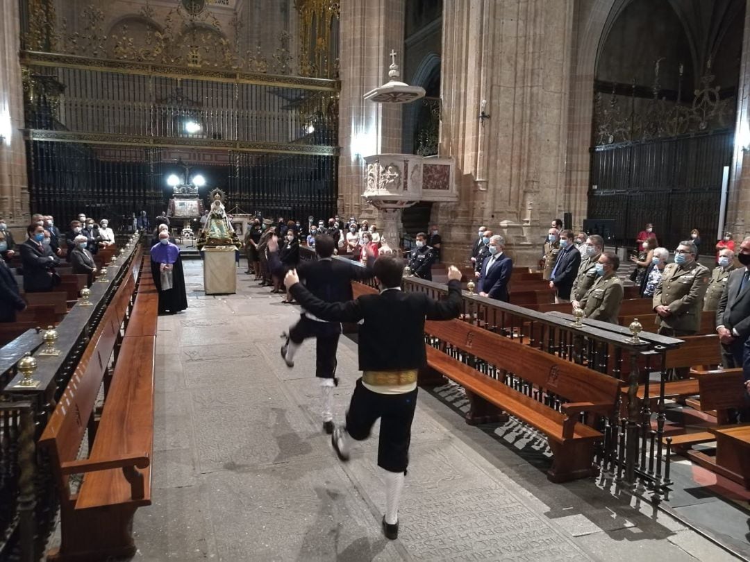 Miembros de La Esteva danzan ante la Virgen de la Fuencisla