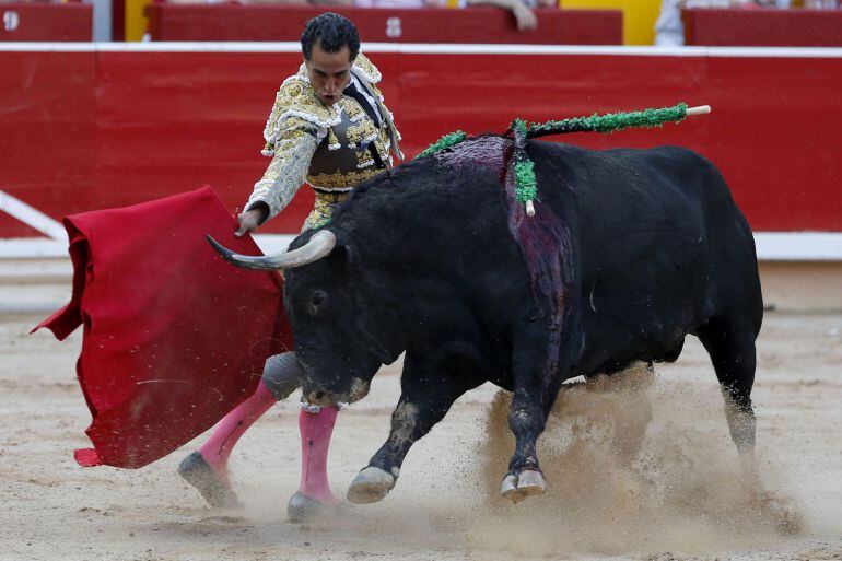 El torero Iván Fandiño, en cartel de la feria taurina de A Coruña, dando un pase