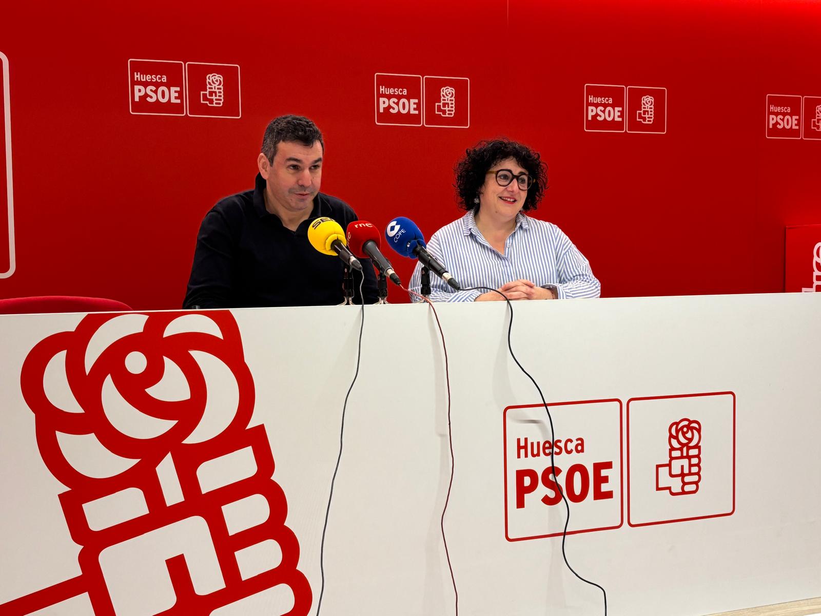 Los diputados Fernando Sánchez y Gema Betorz, presentando la propuesta de presupuestos del PSOE  a la DPH