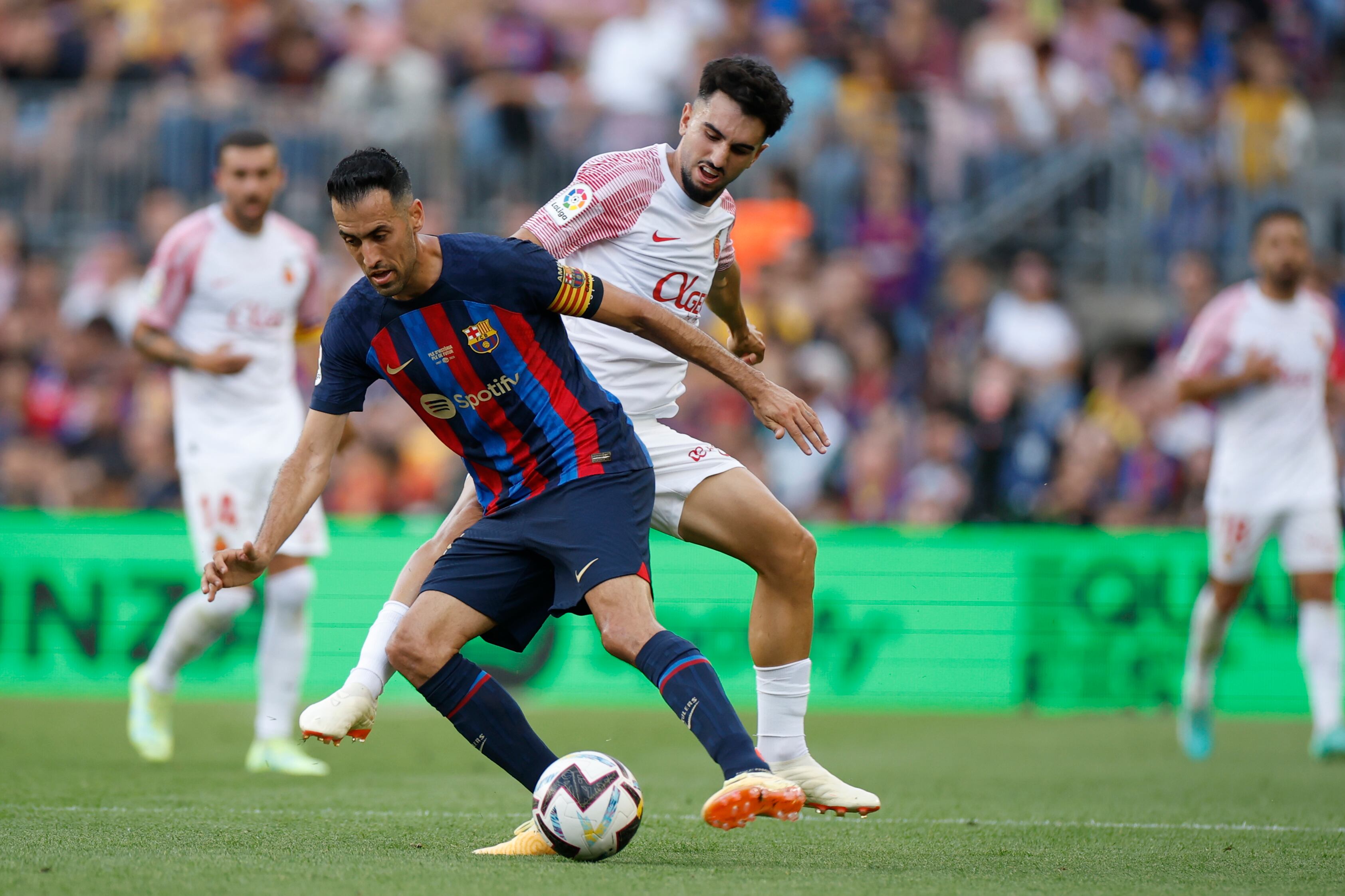 BARCELONA, 28/05/2023.- El centrocampista del Mallorca, Manuel Morlanes, y el centrocampista del FC Barcelona, Sergio Busqutes, durante el encuentro correspondiente a la jornada 37 de primera división que disputan hoy domingo en el estadio del Camp Nou, en Barcelona. EFE /Alberto Estévez