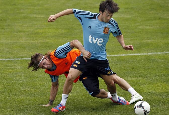 Sergio Ramos intenta robar el balón a Silva durante el entrenamiento