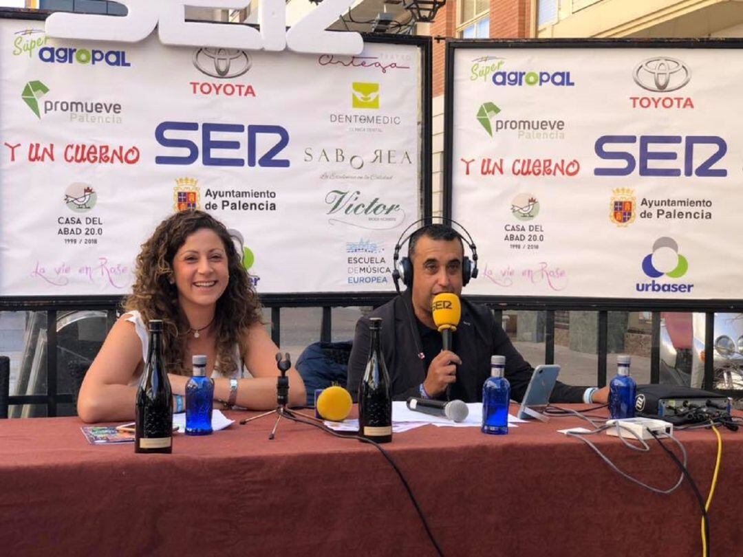 La diputada provincial Carolina Valbuena en la terraza de Y Un Cuerno 2.1, dentro de la programación festiva que lleva a cabo Radio Palencia de la Cadena SER