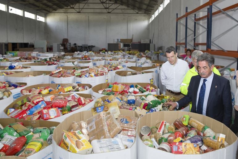 El presidente cántabro recorriendo las instalaciones