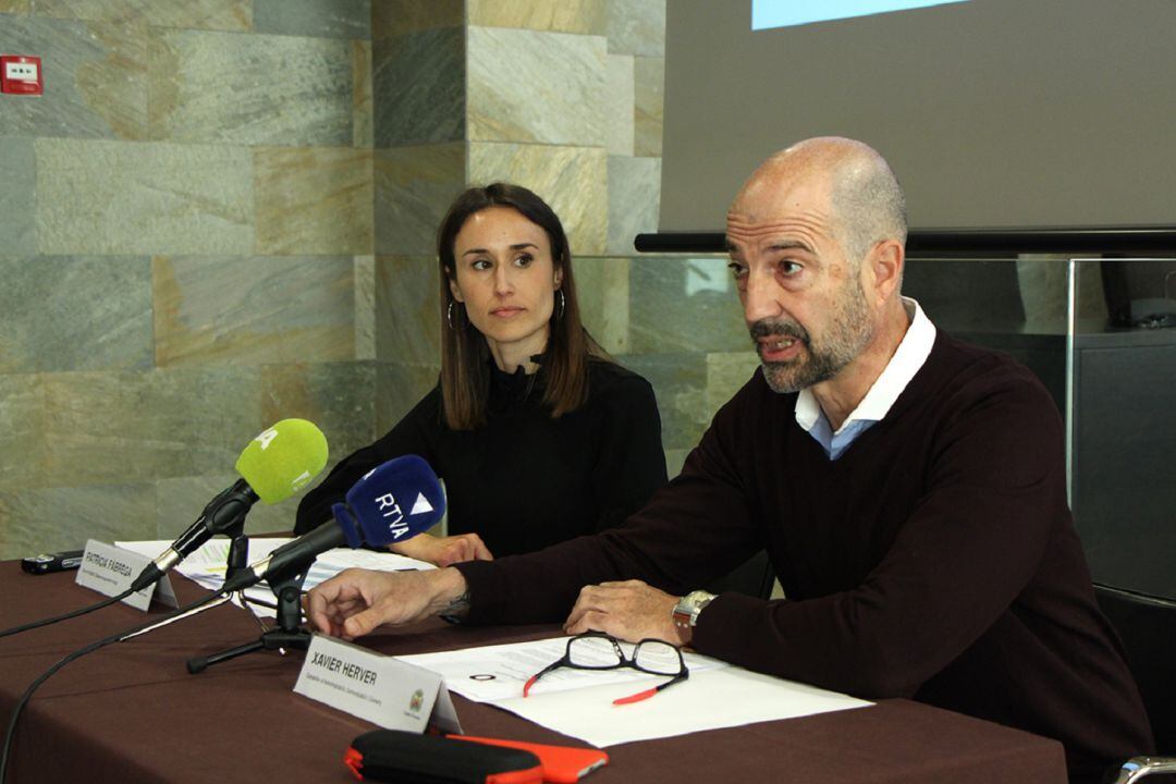 La cap de Gestió de Desenvolupament Humà, Patrícia Fàbrega, i el conseller d'Administració, Comunicació i Comerç, Xavier Herver, durant la roda de premsa.