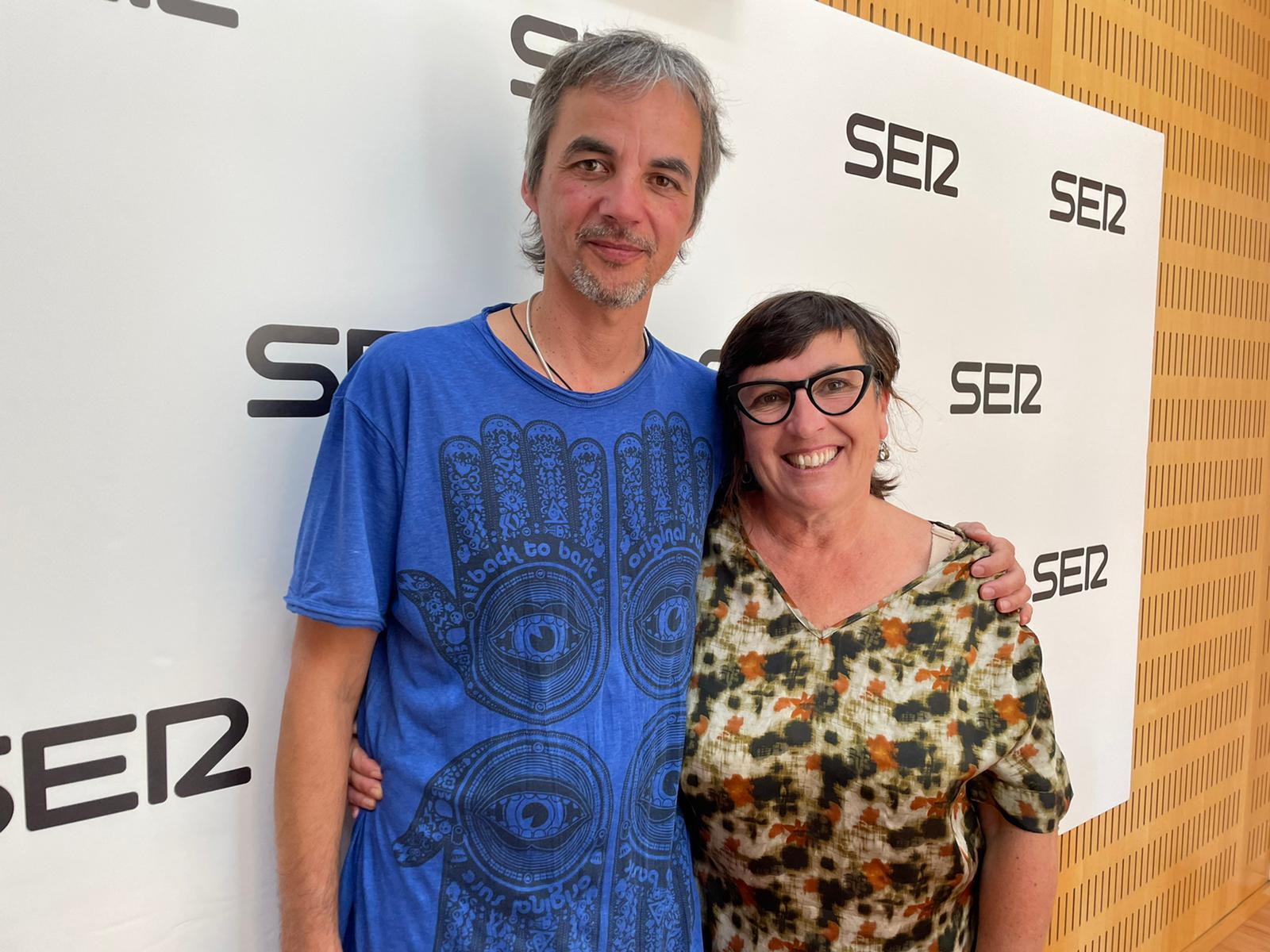 Joaquín Lisón, director, y Conchi Meseguer, directora de producción del documental de ficción &#039;Sofía volverá&#039;, en los estudios de Radio Murcia