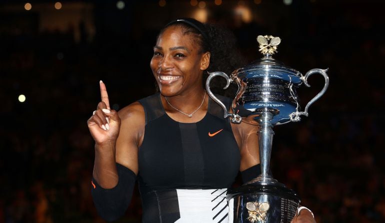 Serena Williams posa con el trofeo y señala el número uno de su ránking