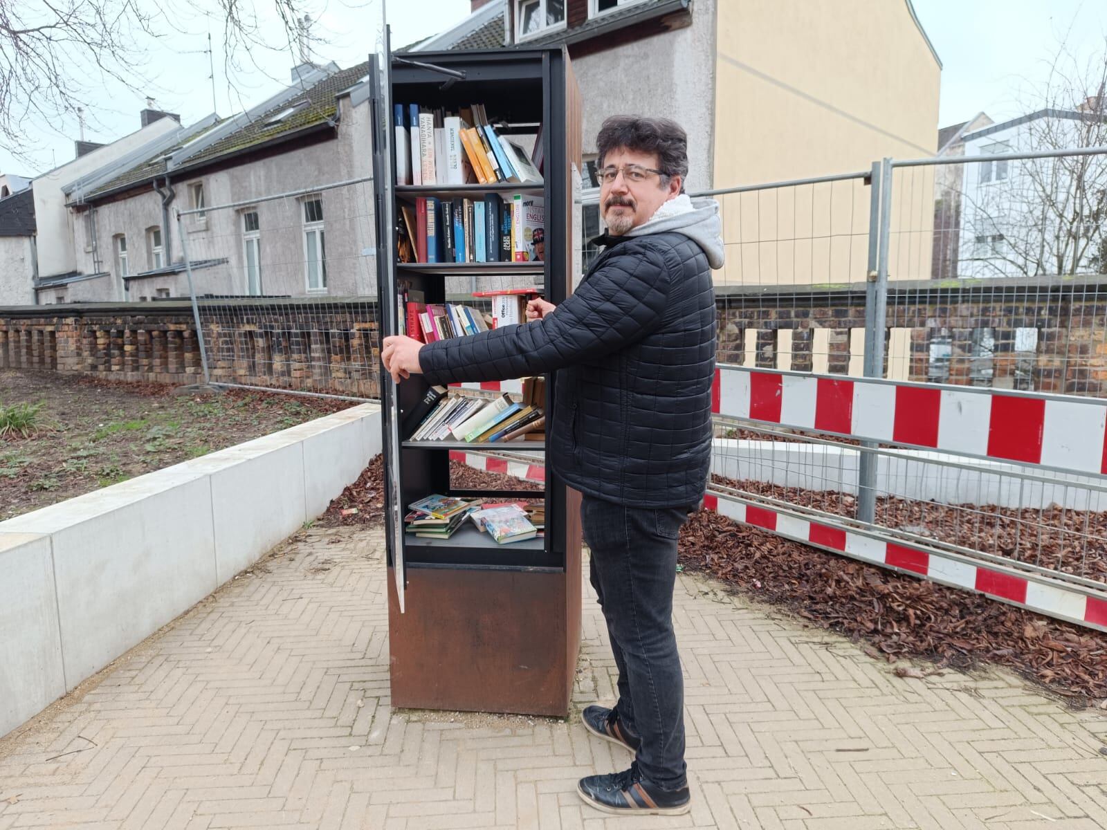 José Luis Rubió, portavoz de Vox, con una caseta de intercambio de libros