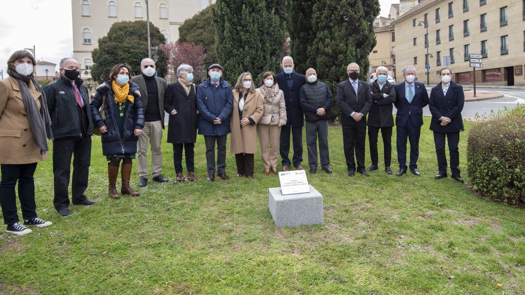 Placa en homenaje al Colegio de Médicos en la rotonda del Puente de piedra.