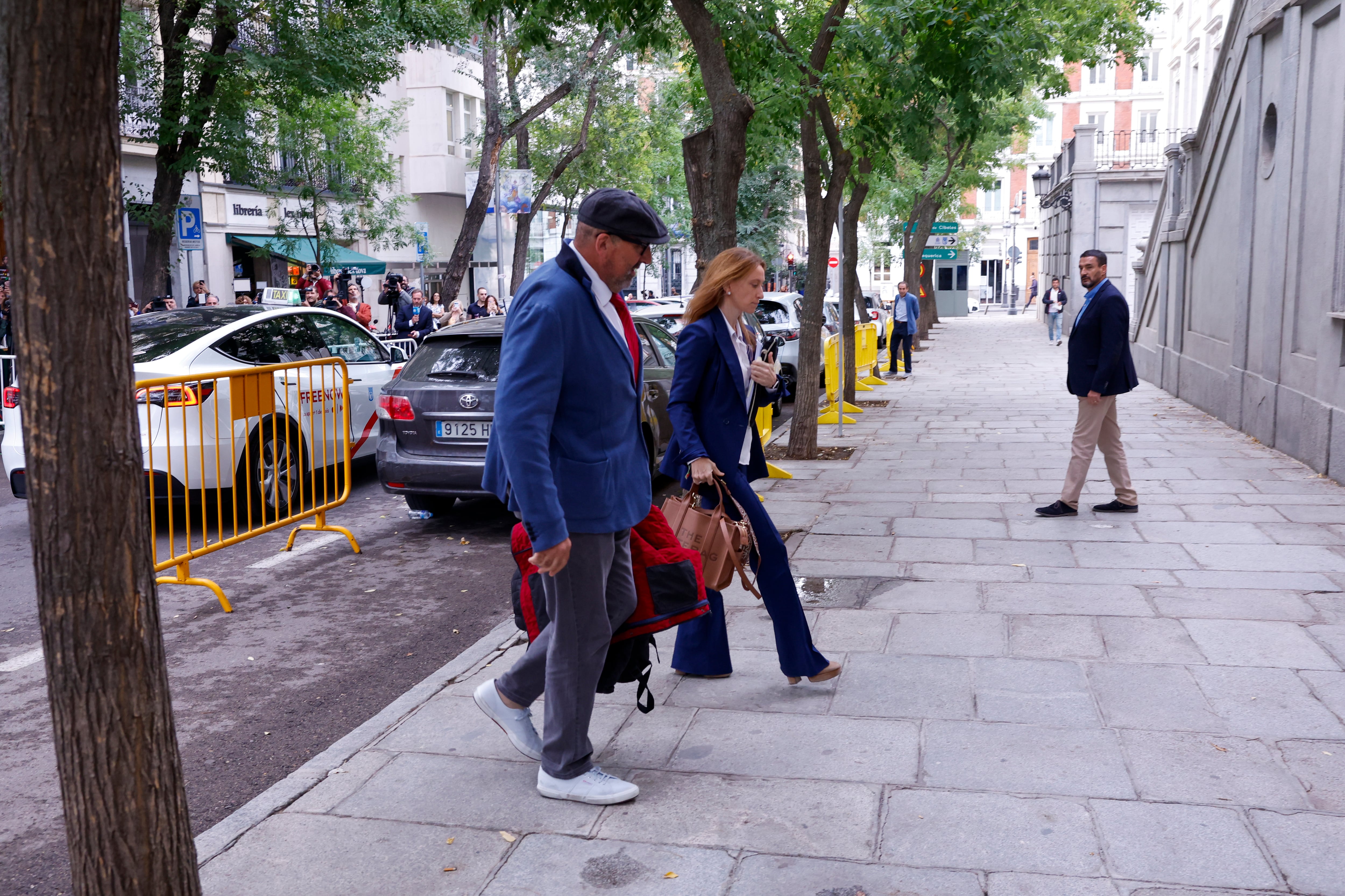Koldo García (i), exasesor del exministro de Transportes José Luis Ábalos, acompañado de su abogada Leticia de la Hoz, llega al Tribunal Supremo.