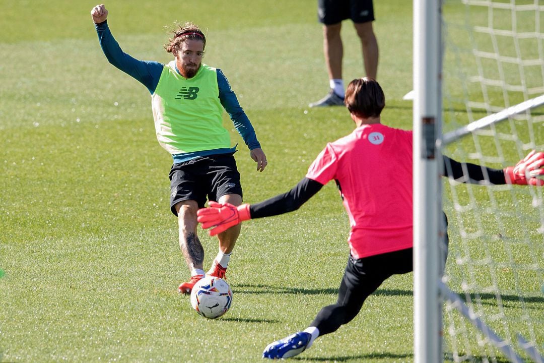  Iker Muniain golpea un balón durante el entrenamiento que el Athletic de Bilbao ha celebrado este martes en sus instalaciones de Lezama 