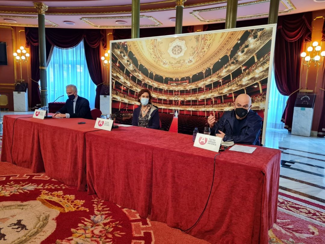 Juan Ignacio Vidarte, Director general del Guggenheim Bilbao, Amaia Arregi, alcaldesa en gunciones, y Calixto Bieito, Director Artístico del Arriaga, en la presentación de la programación especial de espectáculos basados en &quot;los locos años veinte&quot;