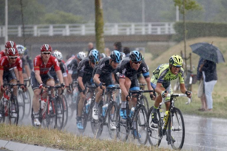 TDF217. Zelande (Netherlands), 05/07/2015.- Tinkoff Saxo team rider Alberto Contador (R) of Spain in action during the 2nd stage of the 102nd edition of the Tour de France 2015 cycling race, over 166Km from Utrecht to Zelande, Netherlands, 05 July 2015. (