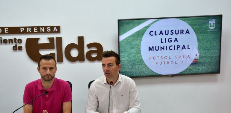 Chema Martínez, coordinador de Deportes, con el edil del área, Fernando Gómez (D)