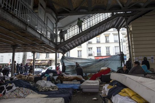 Migrantes procedentes de Afganistán, Sudán, y Eritrea habían montado un campamento temporal debajo de la estación de metro &#039;Stalingrad&#039;.