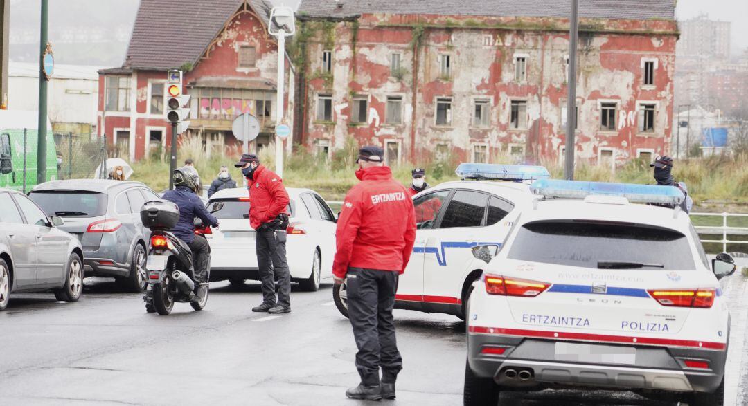 Varios agentes de la Ertzaintza vigilan en un control 