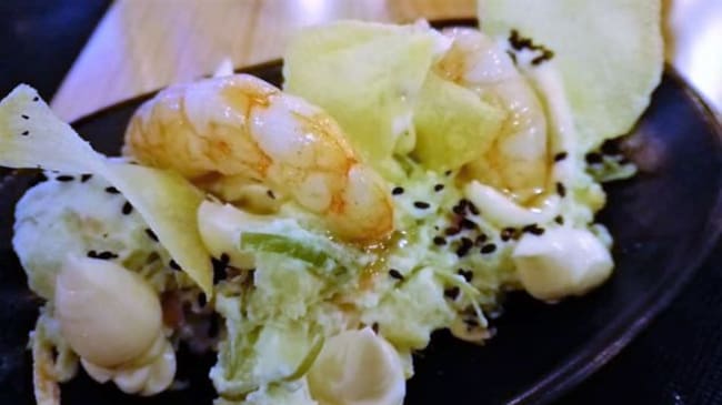 Ensaladilla de gambones y alga wakame