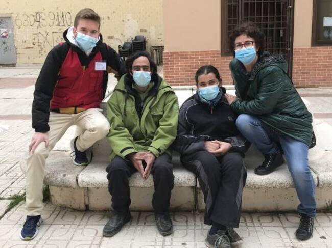 De izquierda a derecha, Juan Pérez, técnico de inclusión social de Cáritas Cuenca; Juan y María, personas sin hogar, y Mari Mar Resusta, directora del Centro de Acogimiento de Urgencia de Cáritas en Cuenca.