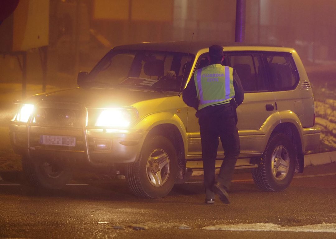 Controles policiales en Valladolid el día de la entrada en vigor del toque de queda a las 20.00 horas por la crisis del coronavirus