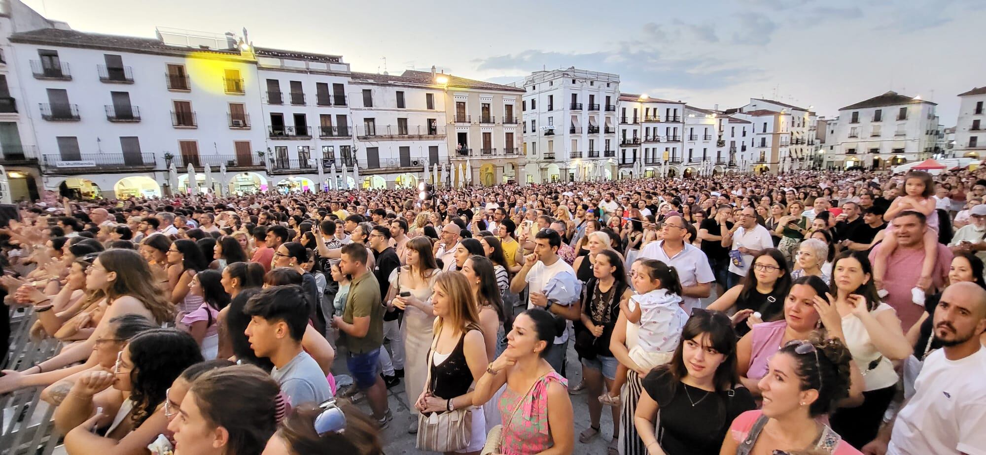 Momentos del concierto final de la Gira de Cadena DIal en Cáceres el pasado 6 de julio