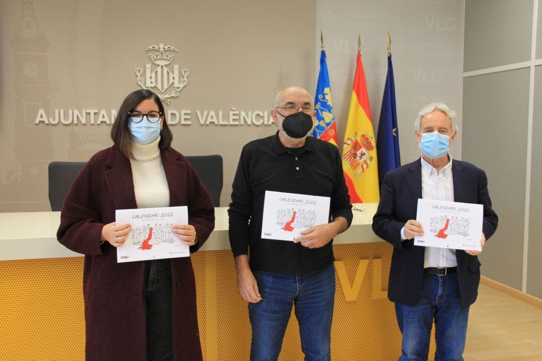 Sandra Gómez, Ortifus y Emiliano García en la presentación del calendario con motivo del Año Berlanga homenaje al cineasta valenciano en el centenario de su nacimiento