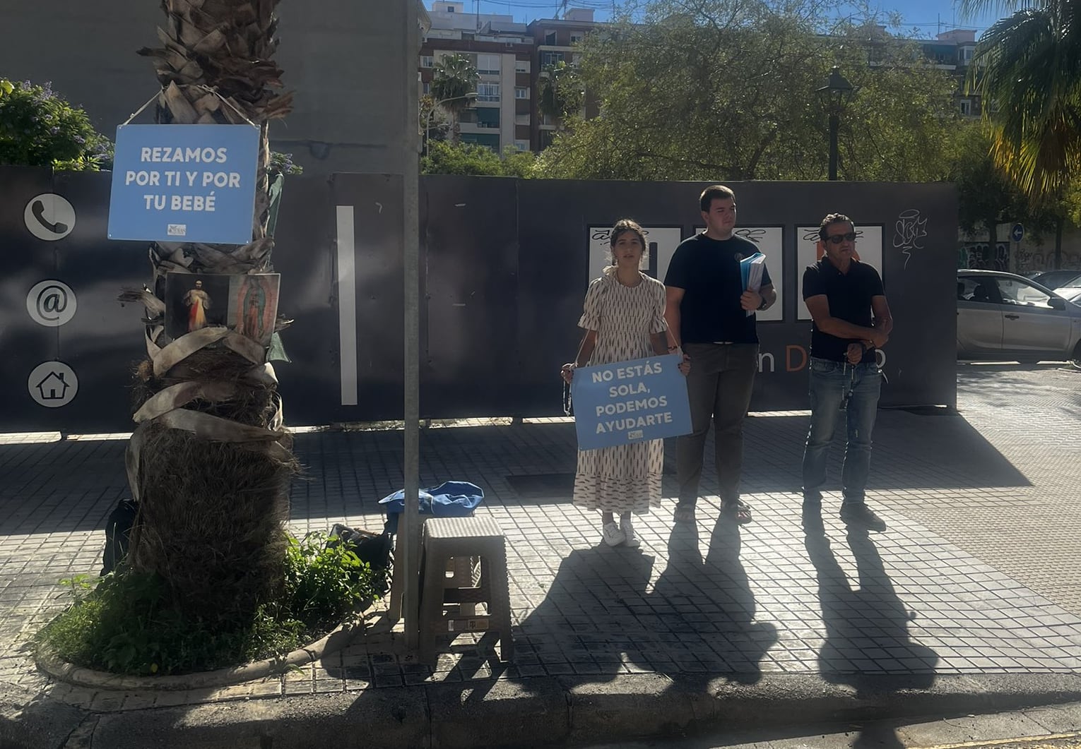 Activistas provida acosando a mujeres que acuden a una clínica de València a interrumpir su embarazo