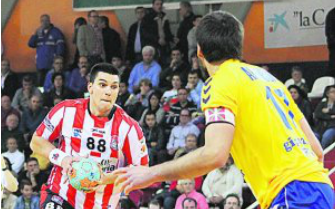 El capitán de Bidasoa, Asier Aranburu, defiende en Sagunto un ataque rival.