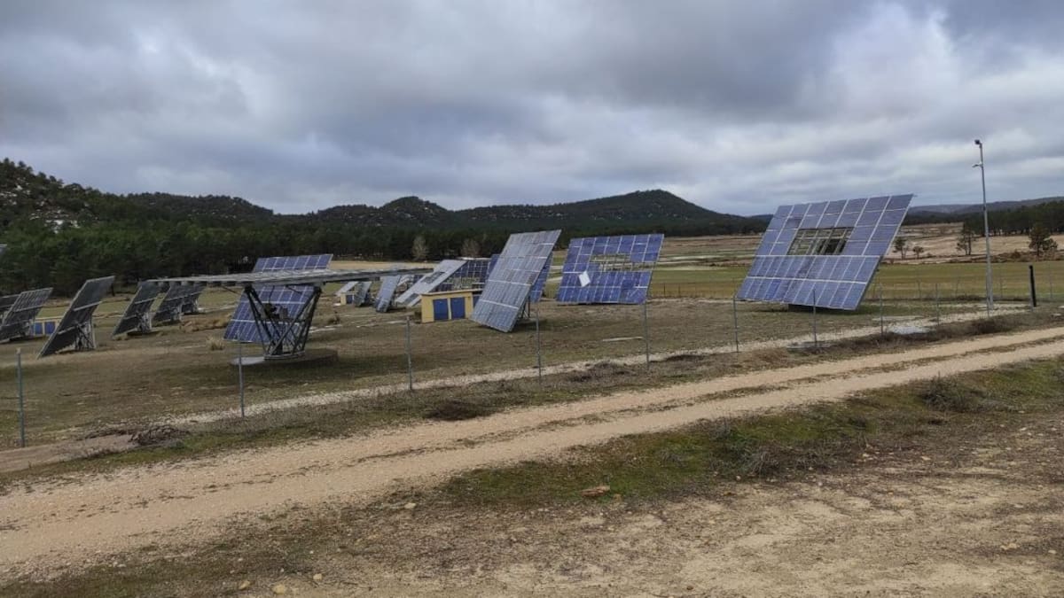 El viento se ceba con una planta fotovoltaica de Arguisuelas y causa daños en el pueblo