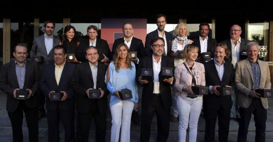 El candidato a la presidencia del FC Barcelona, Agustí Benedito (quinto por la derecha en la fila inferior), con los miembros de su equipo.