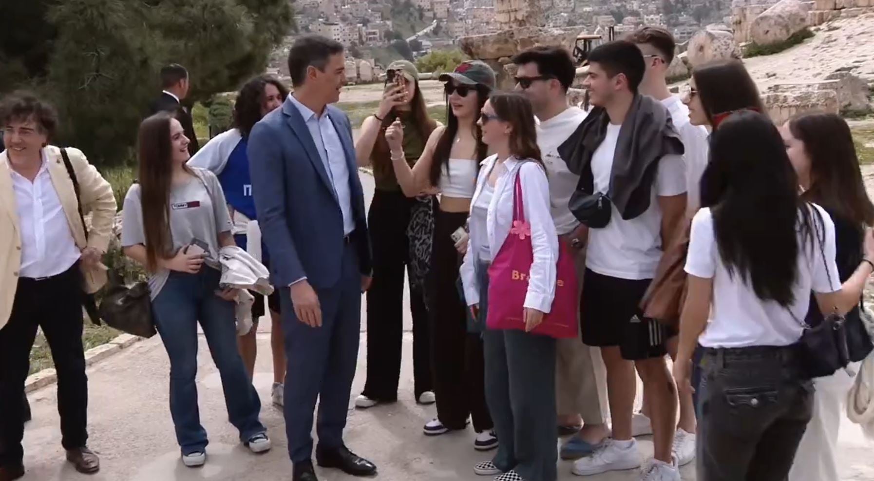 Pedro Sánchez se encuentra con un grupo de españoles en Jordania.