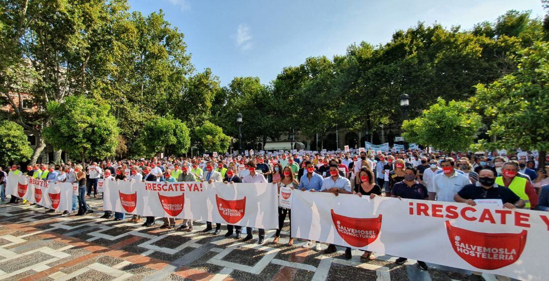 Aspecto de la Plaza Nueva durante la concentración este martes de los Hosteleros sevillanos