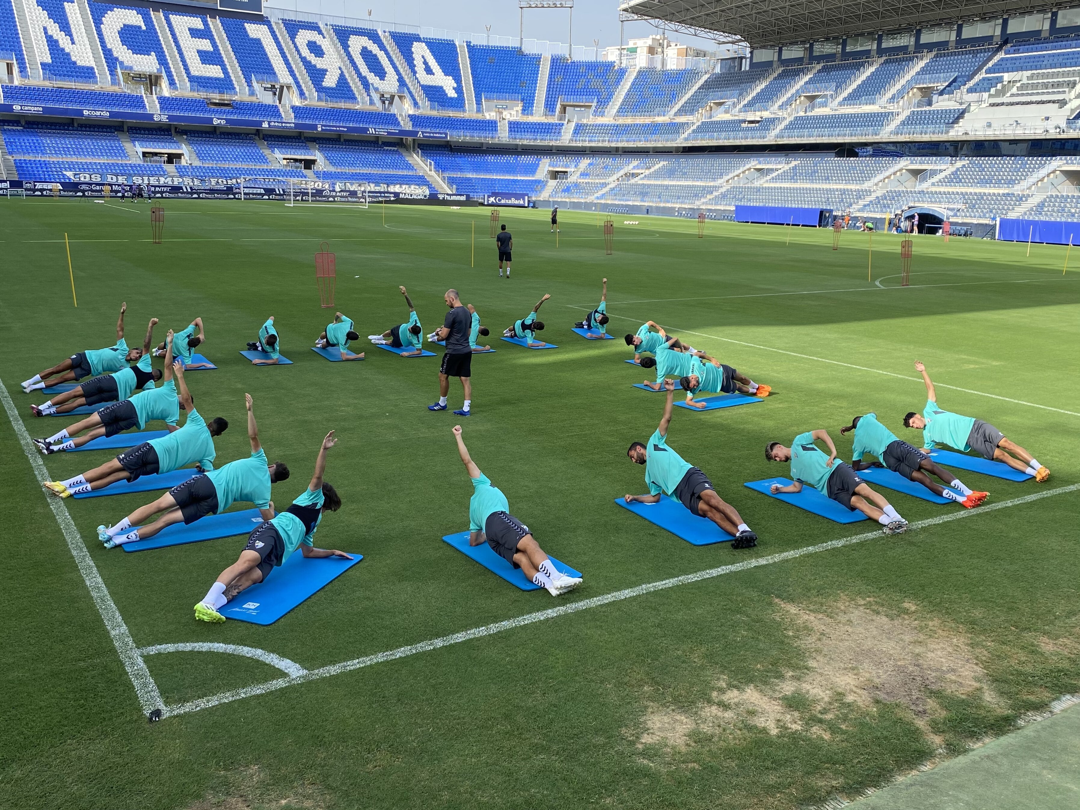 La plantilla del Málaga entrenando en La Rosaleda