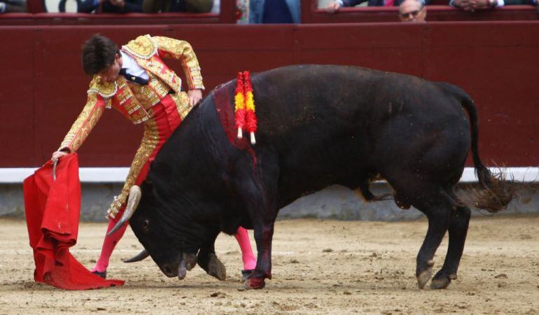 El novillero astigitano Ángel Jiménez durante su actuación de este domingo en Las Ventas