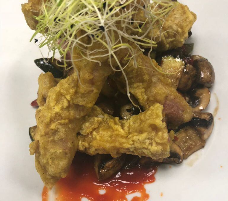 Lagarto ibérico en tempura de curry con crema de pimientos y verduritas salteadas