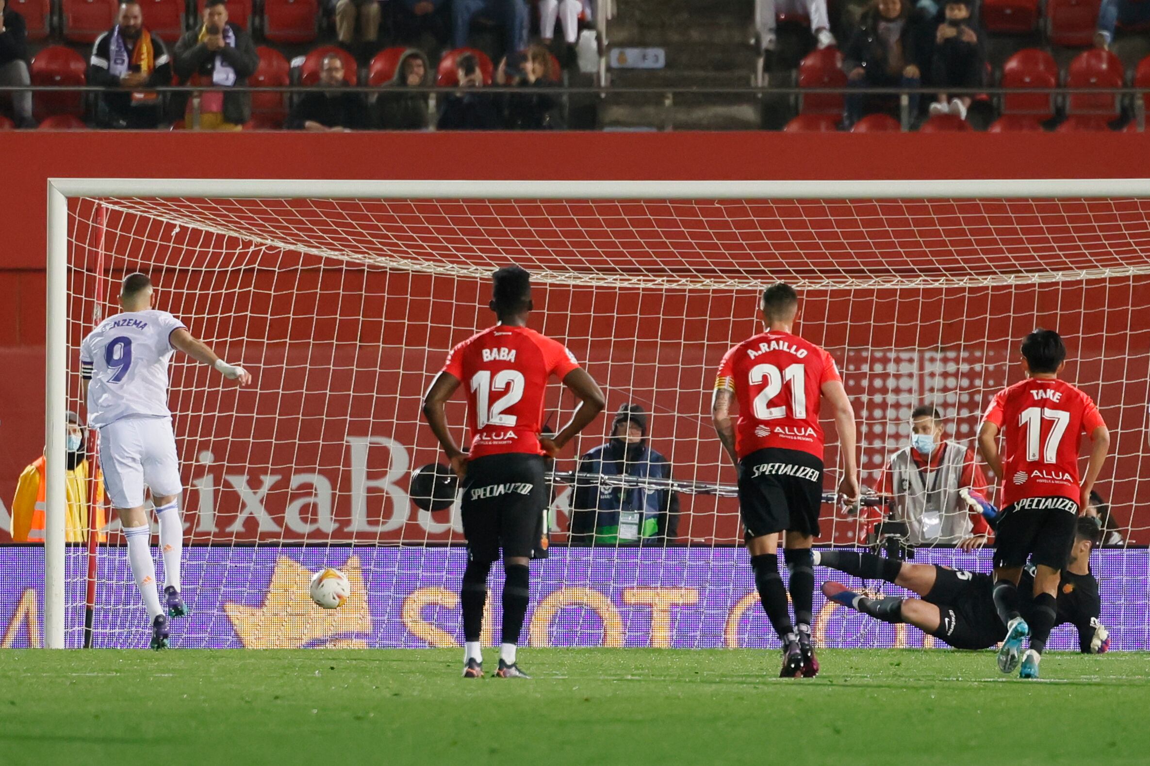 El delantero francés del Real Madrid Karim Benzema marca de penalti el 0-2 ante el Mallorca EFE/ Cati Cladera