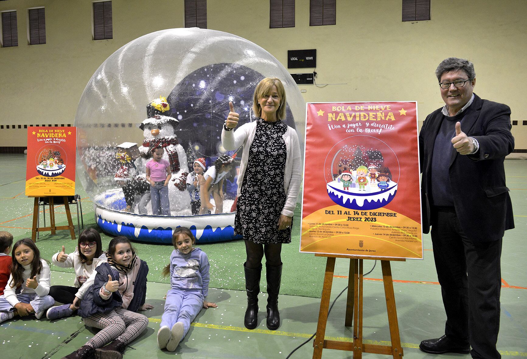 Pina y Aparicio junto a la Bola de Navidad