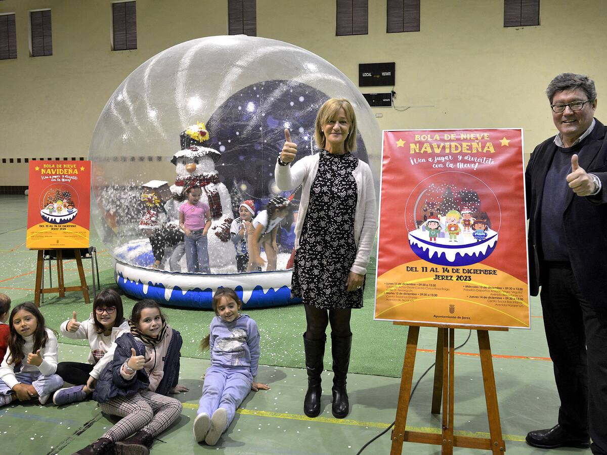 Casi 600 escolares disfrutan de una mañana de diversión en la ‘Bola de Nieve Navideña’