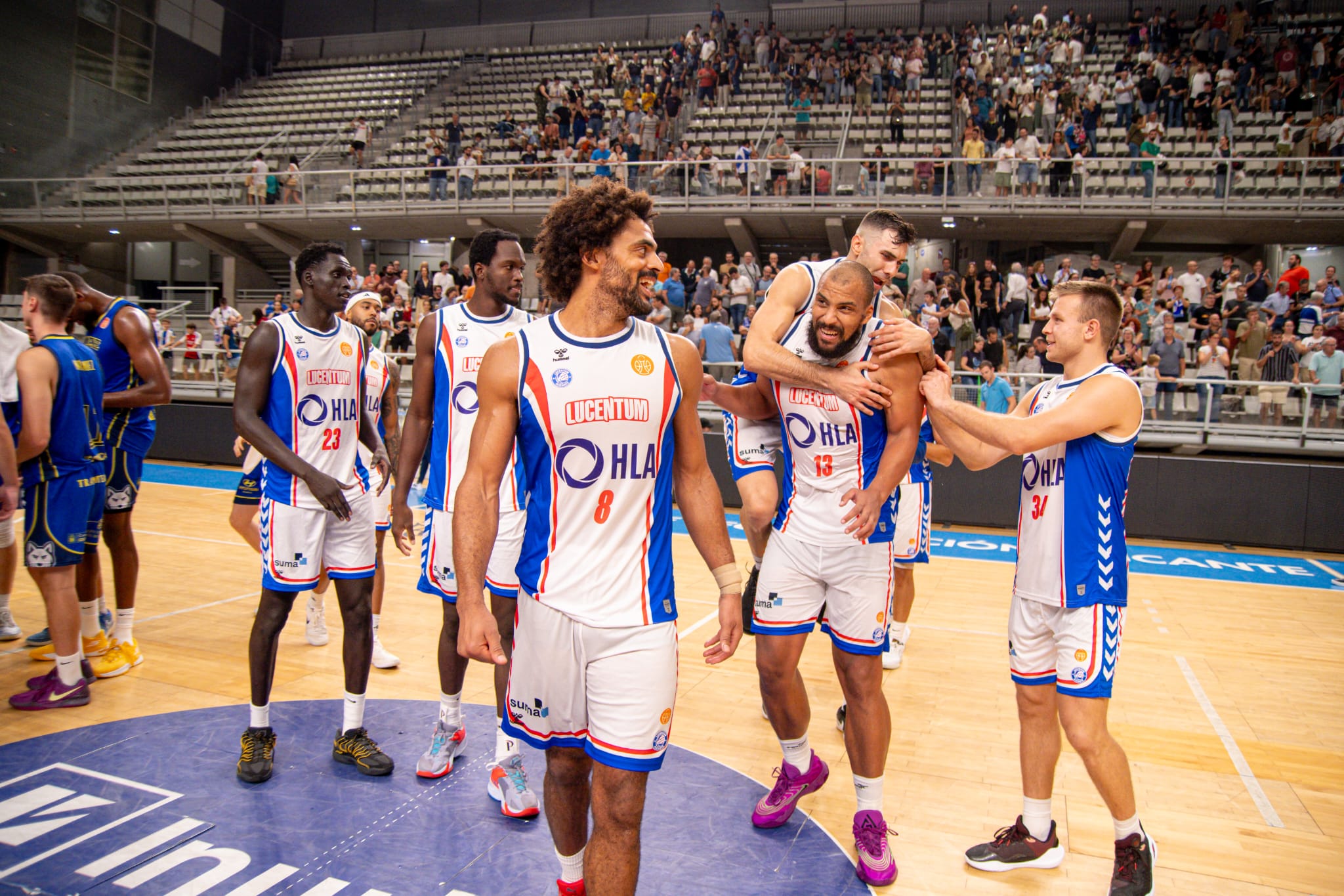 Los jugadores del HLA Alicante celebran la primera victoria de la temporada 2025/26