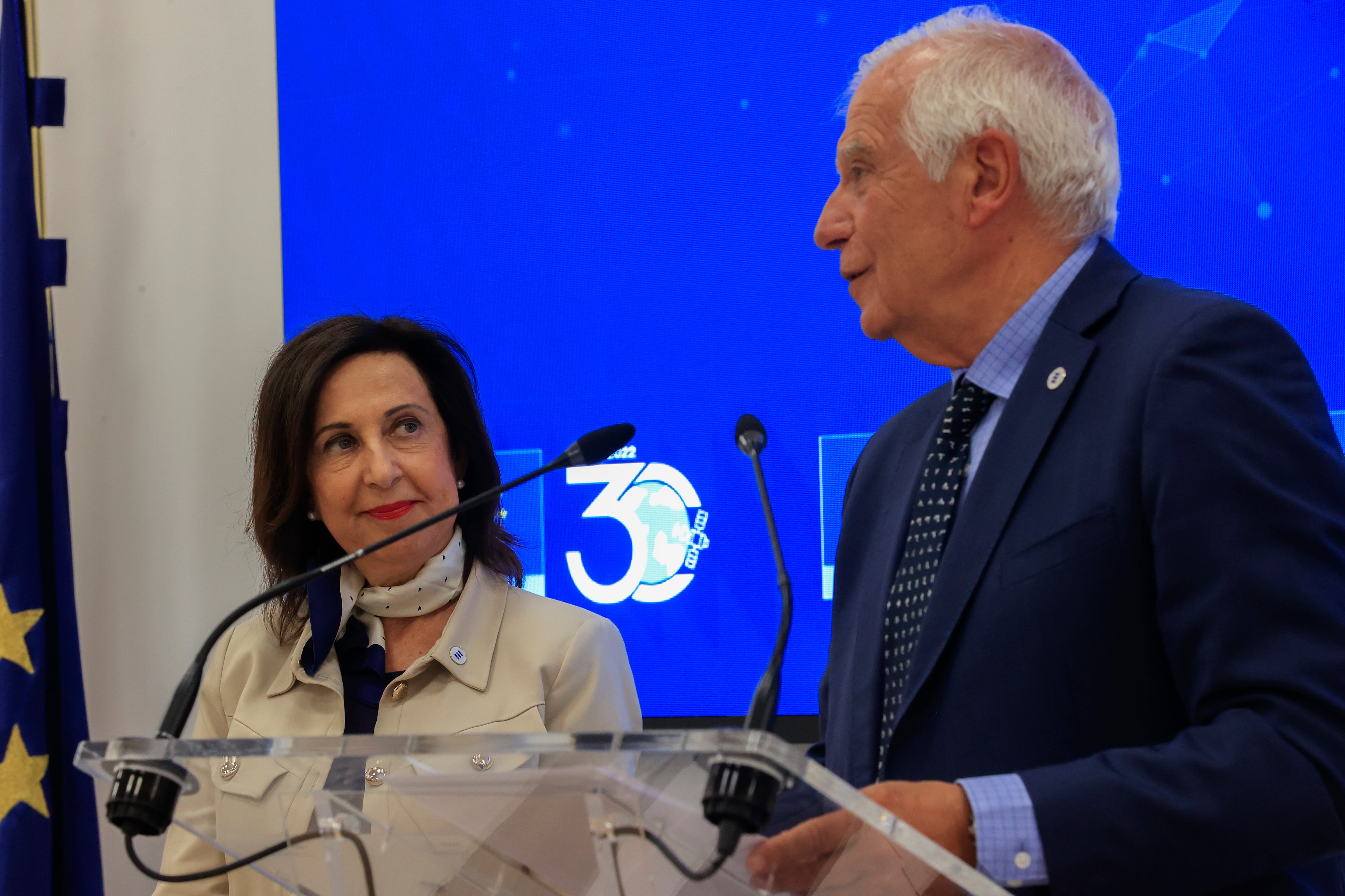 El alto representante de la Unión Europea para la Política Exterior, Josep Borrell (d), junto a la ministra de Defensa en funciones, Margarita Robles (i)