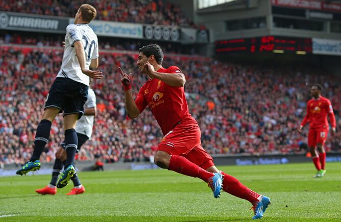 Luís Suárez celebra el segundo gol del Liverpool.