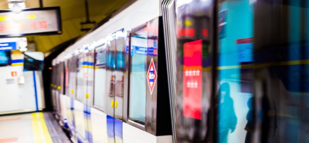 Imagen de archivo de un vagón de Metro de Madrid a su paso por la Línea 3 del suburbano