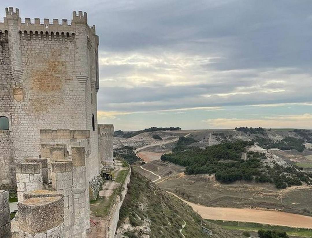 Las vistas de la campiña desde el Castillo de Peñafiel, elemento primordial del turismo de la villa.