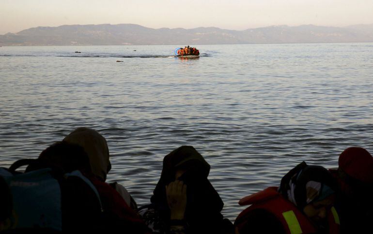 Refugiados sirios llegan a la playa de Lesbos, en Grecia.