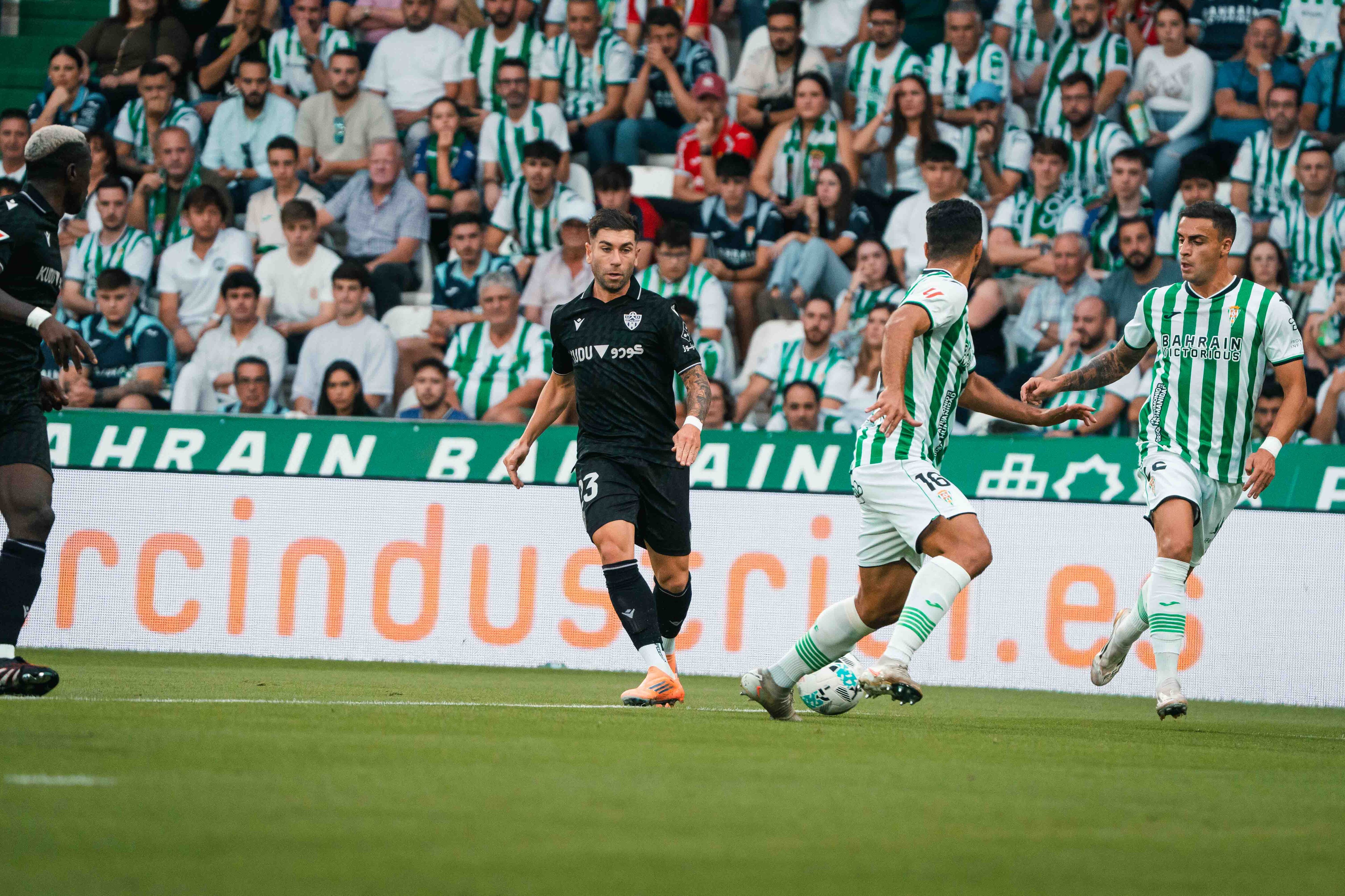 El Almería genera muchas ocasiones y no concreta tantas.