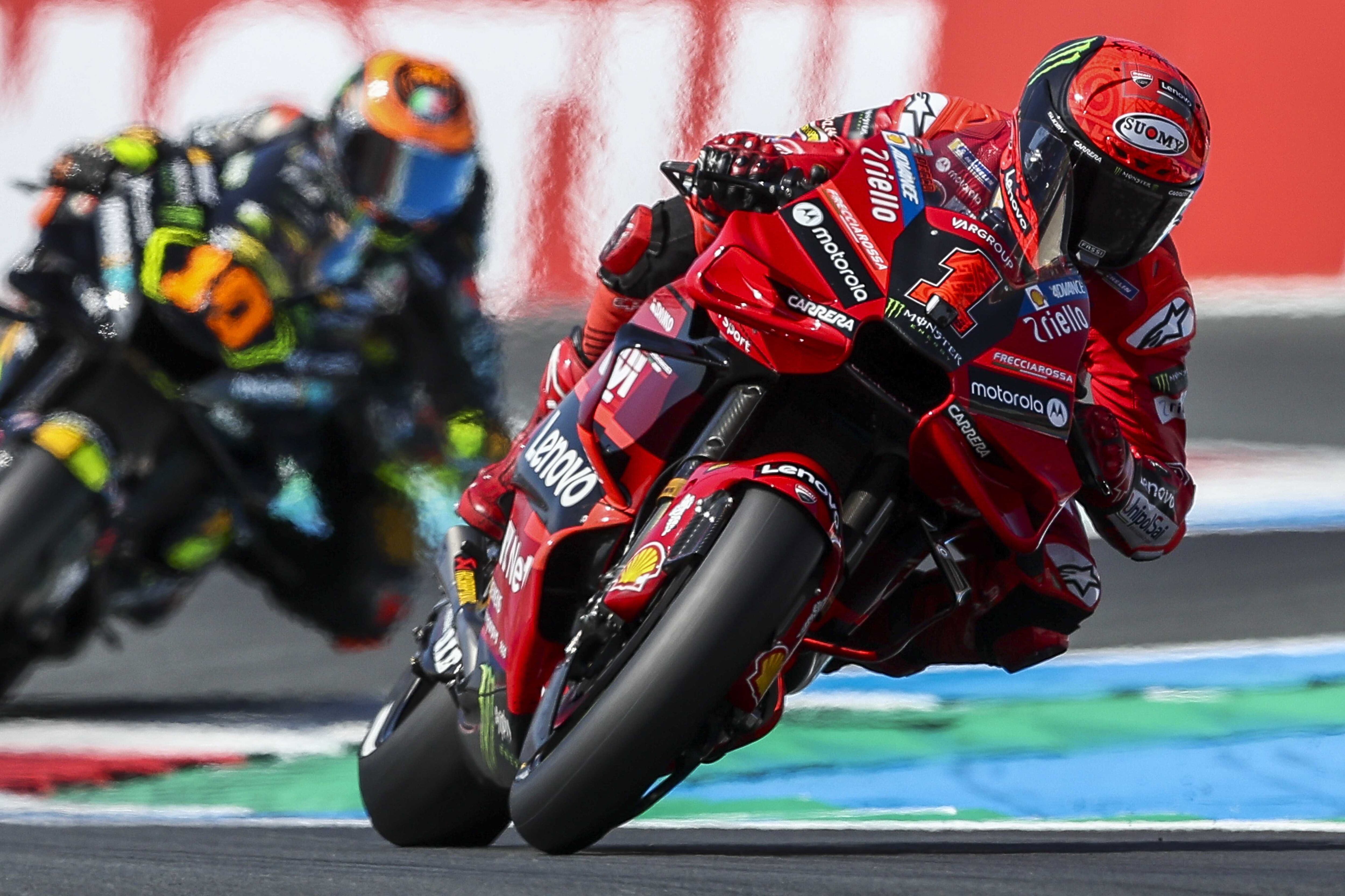 Lidera Bagnaia con Bezzecchi segundo y con Aleix Espargaró y Jorge Martin acercándose a posición de podio en assen, en el GP de Países Bajos. (Motociclismo, Ciclismo, Francia, Países Bajos; Holanda) EFE/EPA/VINCENT JANNINK