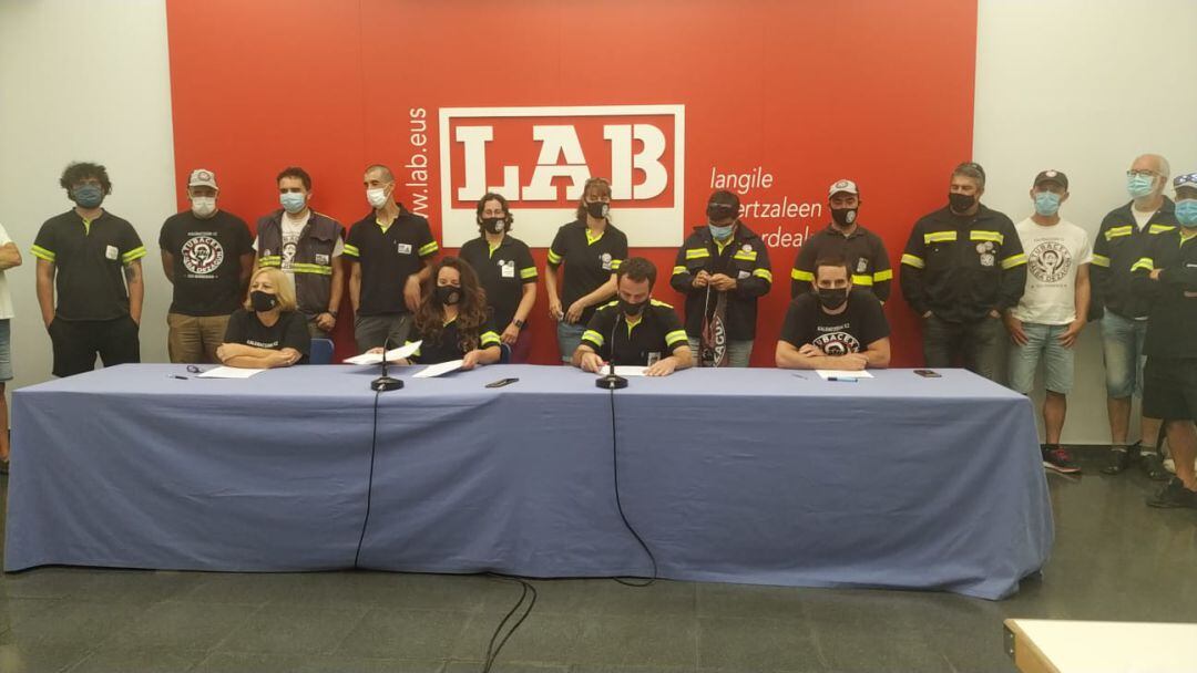 Los trabajadores de LAB en la comparecencia ante la prensa. 