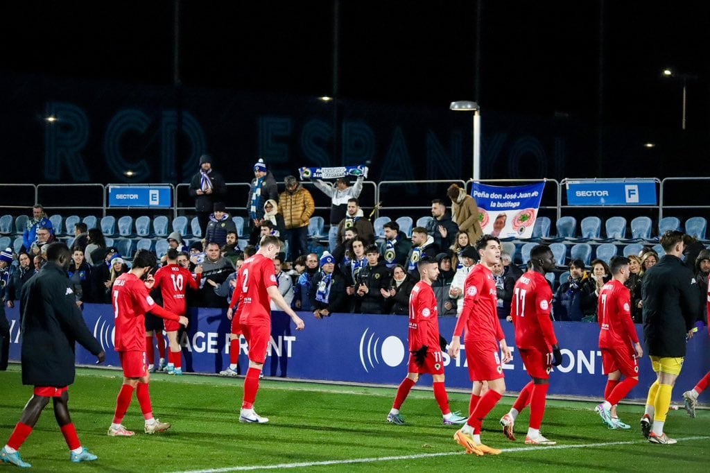 Los Jugadores del Hércules saludan a los aficionados blanquiazules, en la Ciudad Deportiva Dani Jarque